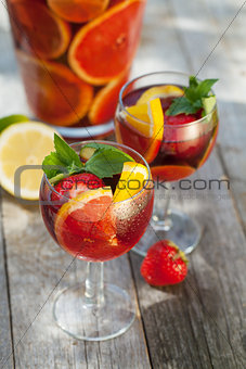 Refreshing fruit sangria (punch)