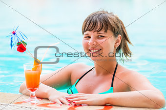 girlfriends in the pool drinking cocktails