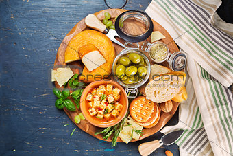 Cheese, olives and crackers