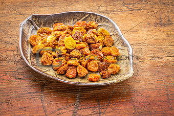 dried goldenberries in bowl