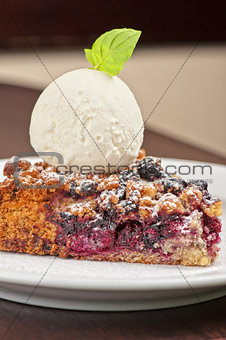 Crumble pie with black currants
