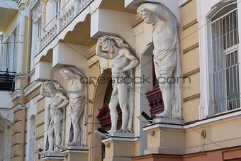 The sculptures supporting designs of a balcony photo