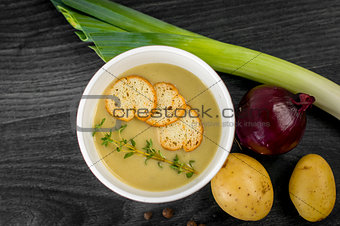 Delicious portion of cream soup with crackers