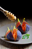 Ripe figs with honey 