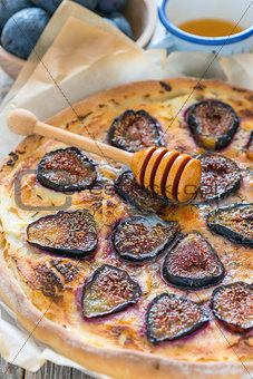 Pizza with ricotta, figs, thyme and honey.