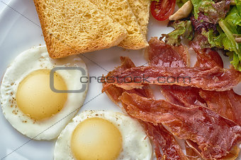 Scrambled eggs with bacon, lettuce and croutons