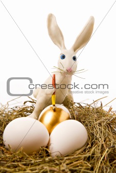 The easter rabbit paints egg 
