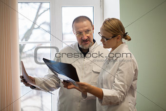 Two doctors analyzing x-ray images