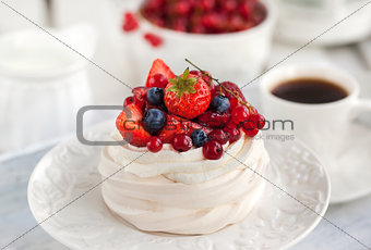  Pavlova meringue cake with fresh berries