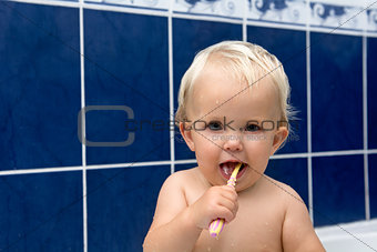 Little girl brusing teeth
