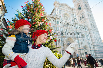 daughter and mother pointing on something in Christmas Florence
