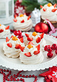 Mini Pavlova meringue cakes 