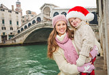 Mother and child in Santa Hat in the front of Ponte di Rialto