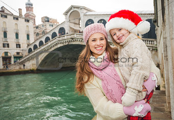 Mother and child in Santa Hat in the front of Ponte di Rialto