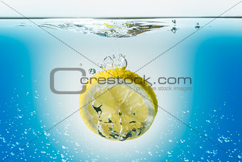 lemon slice in water