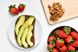 avocado toast, walnuts and strawberries