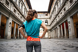 Sporty female staying in front of Uffizi gallery, Florence