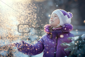 The child catches the snow hands