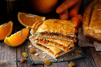 Pie stuffed with orange, carrot and raisin 