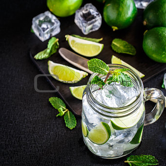 Drink with lime, mint and ice