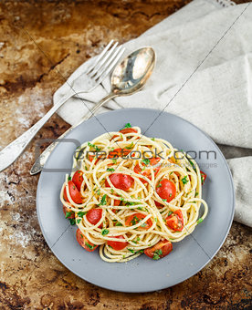Pasta with cherry tomatoes and parsley