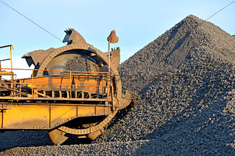 loading iron ore conveyor machine 