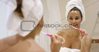 Young woman cleaning her teeth