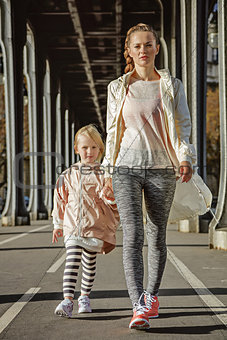 mother and child on Pont de Bir-Hakeim bridge going forward