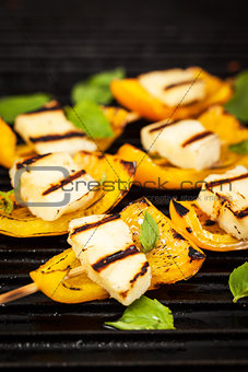 Halloumi cheese and bell pepper skewers 