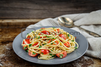 Pasta with cherry tomatoes and parsley