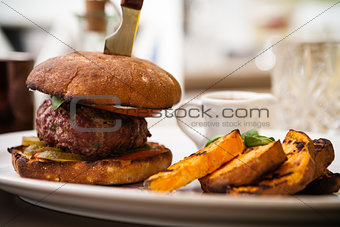 Beefburger with fried potatoes