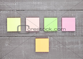 Blank different colors sticky note paper on table