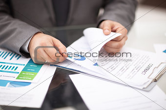 Businesssman recodnize business report