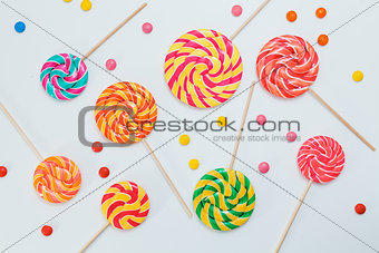 Pattern sweet lollipops, candy on white background, top view fla