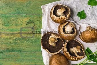 Fresh uncooked brown mushrooms