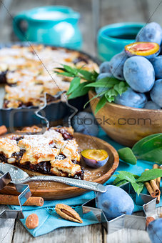 Plum pie with cinamon and almonds