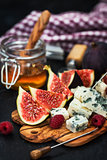 Blue cheese, fresh figs, raspberries and honey 
