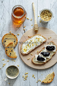 Open sandwiches for breakfast or snack