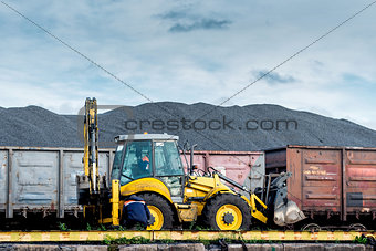 Coal transshipment of railway wagons.