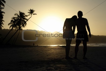 silhouette couple at the beach