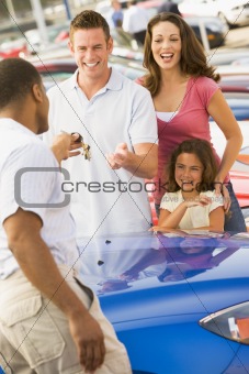 Family shopping for new car