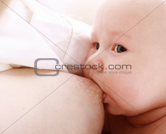 mother breast-feed her baby (2)