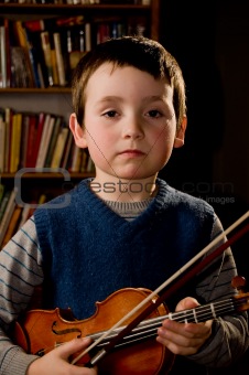 boy playng violn