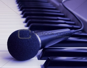 Microphone on the piano
